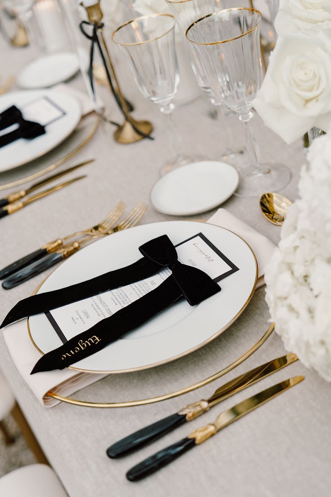 White-black-gold-wedding-table