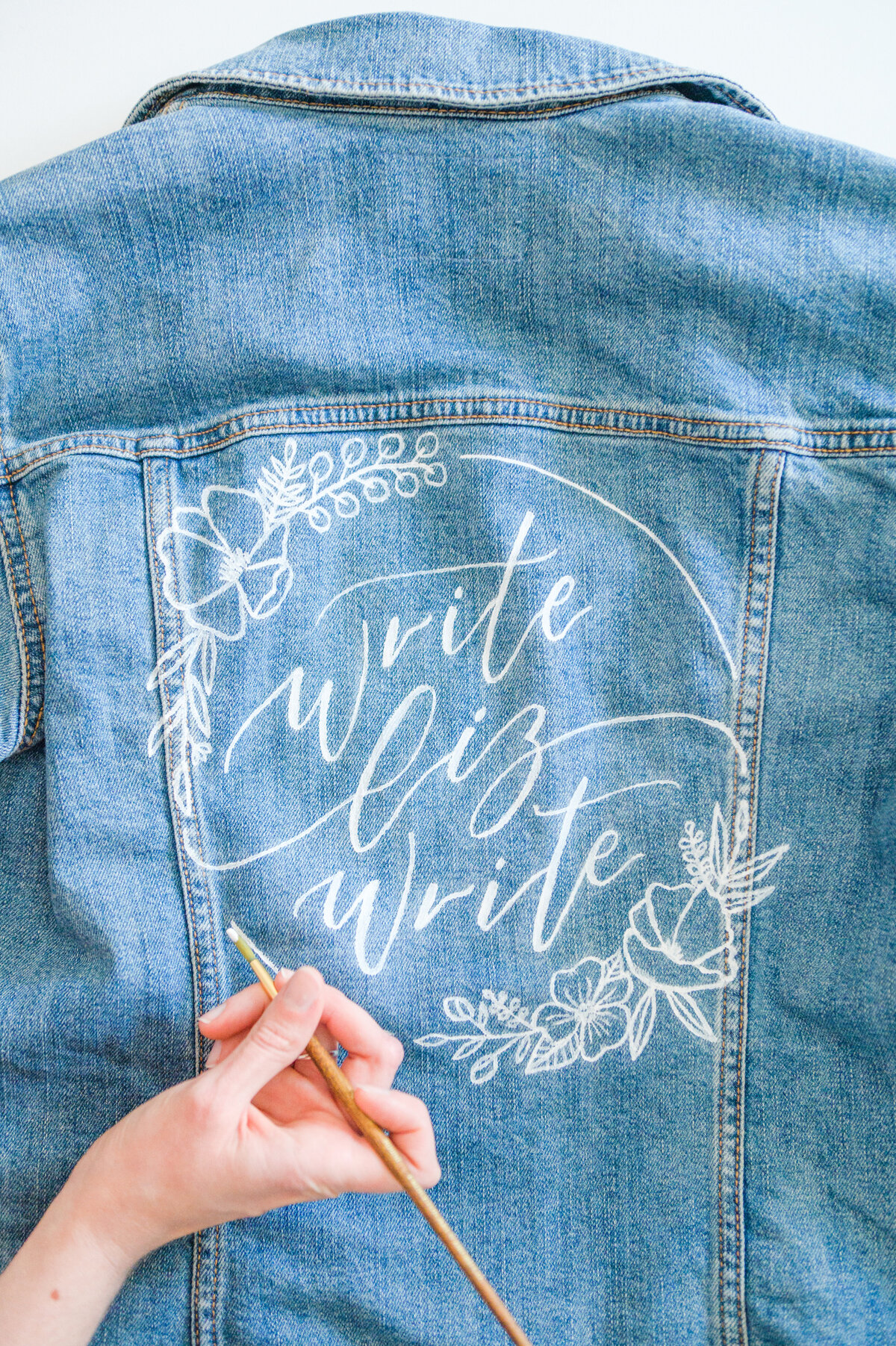 This custom personal brand session features an incredibly talented hand letterer located in Northern Virginia. We walked through her entire process from start to finish, featuring so many behind the scenes looks into her business.