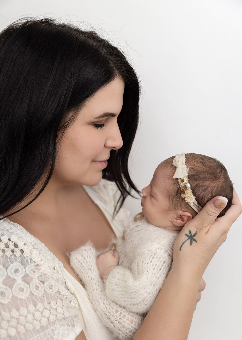 NEWBORN_BABYWITHMUMINMOTHERSHANDS