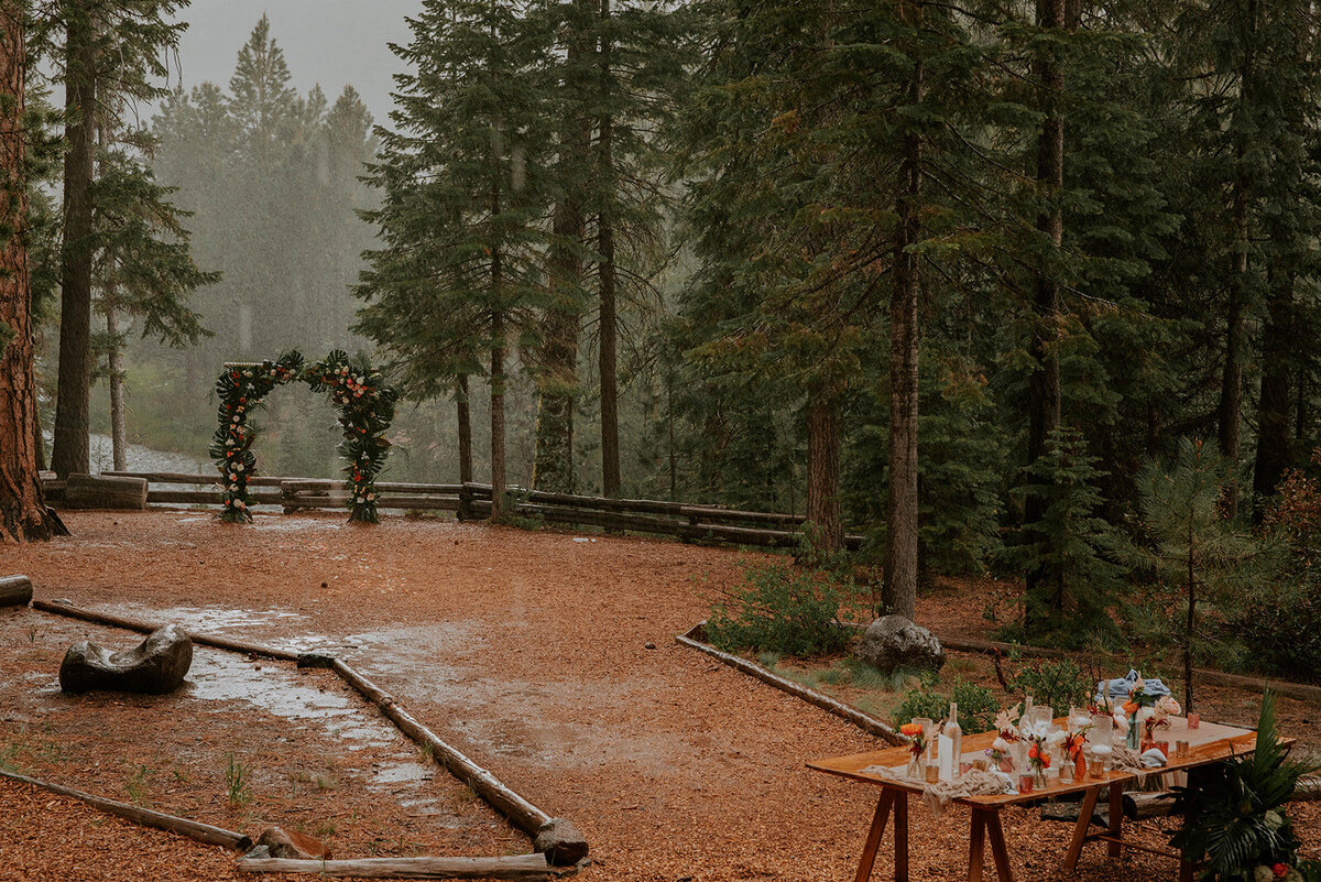 skyliners-lodge-sisters-bend-oregon-spring-wedding-rain-storm-tropical-flowers01978