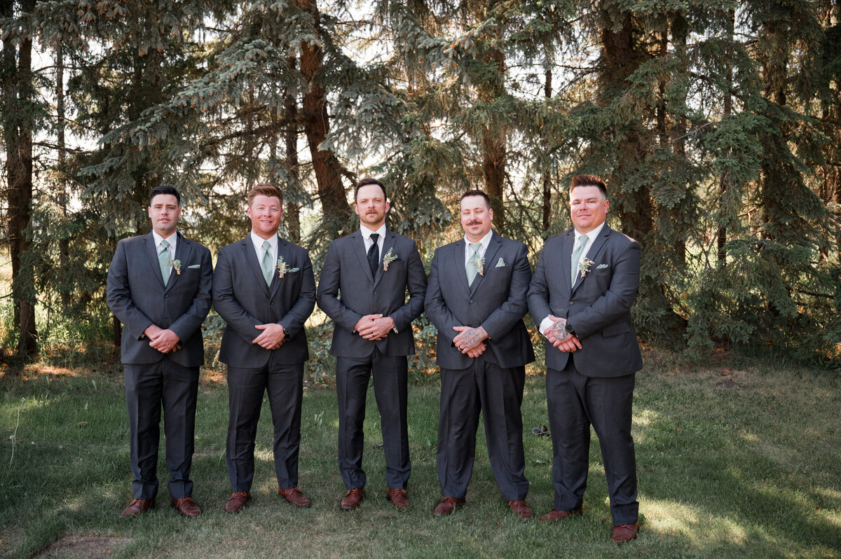 groom and groomsmen on wedding day