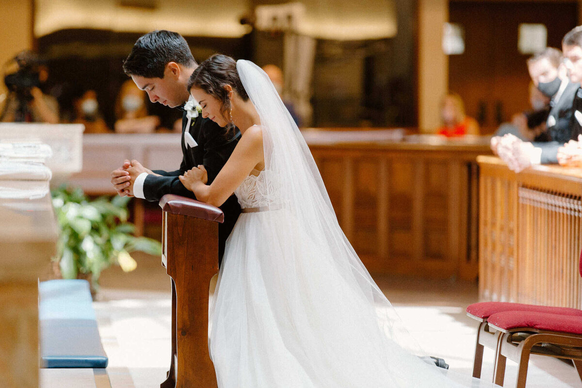 18-kara-loryn-photography-bride-and-groom-praying-together