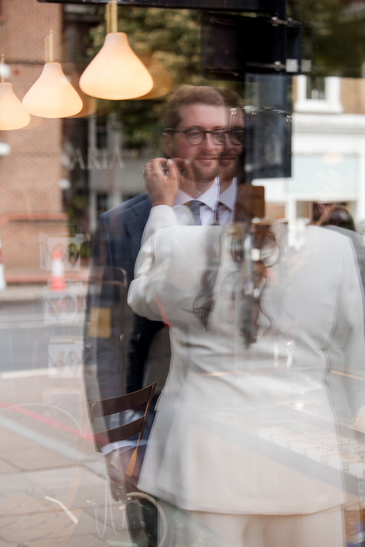Couple de jeunes mariés - Reflet dans la vitre - Photographe de mariage