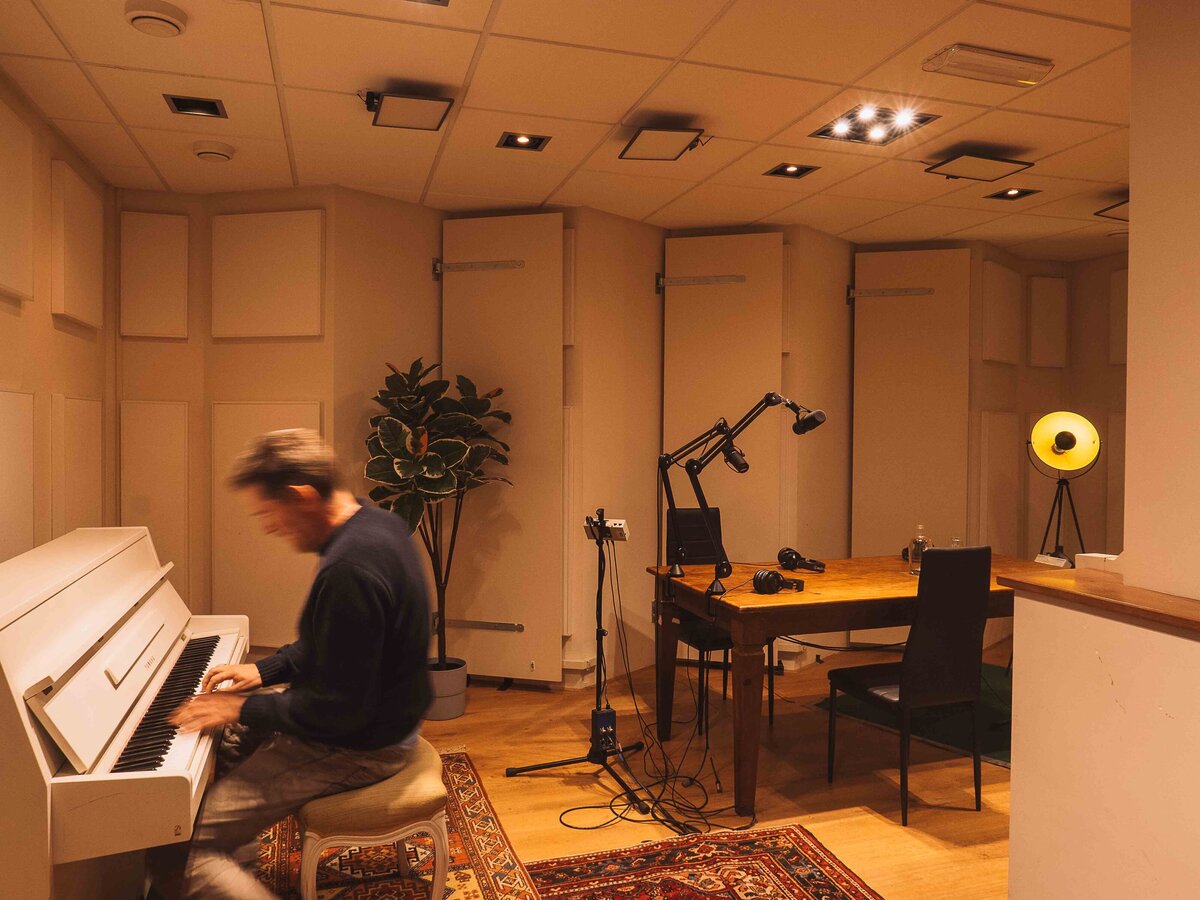 Earforce-Geluidsstudio-Amsterdam-Audio-Post-Voiceover-Geluidsproducties-muziek-podcast-webinar-studio-4-kelder