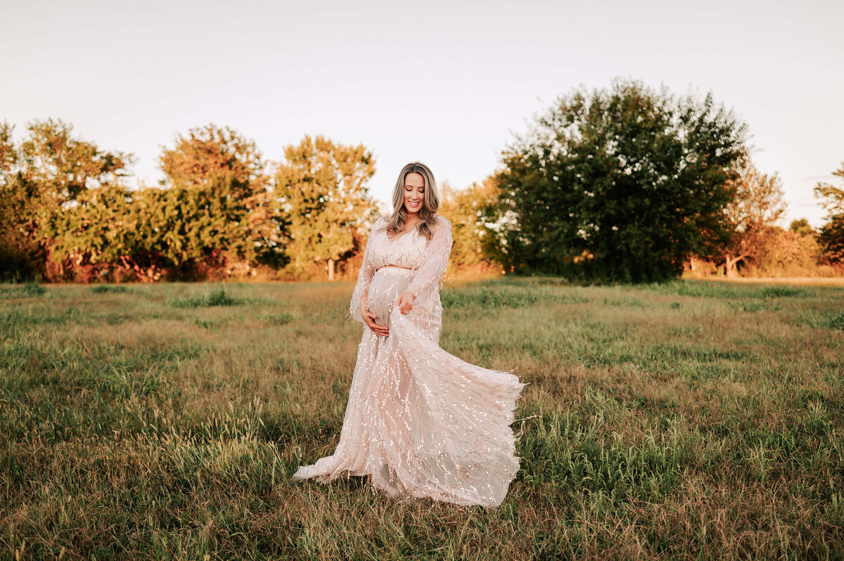 Springfield Mo maternity photo of pregnant mom dancing in field