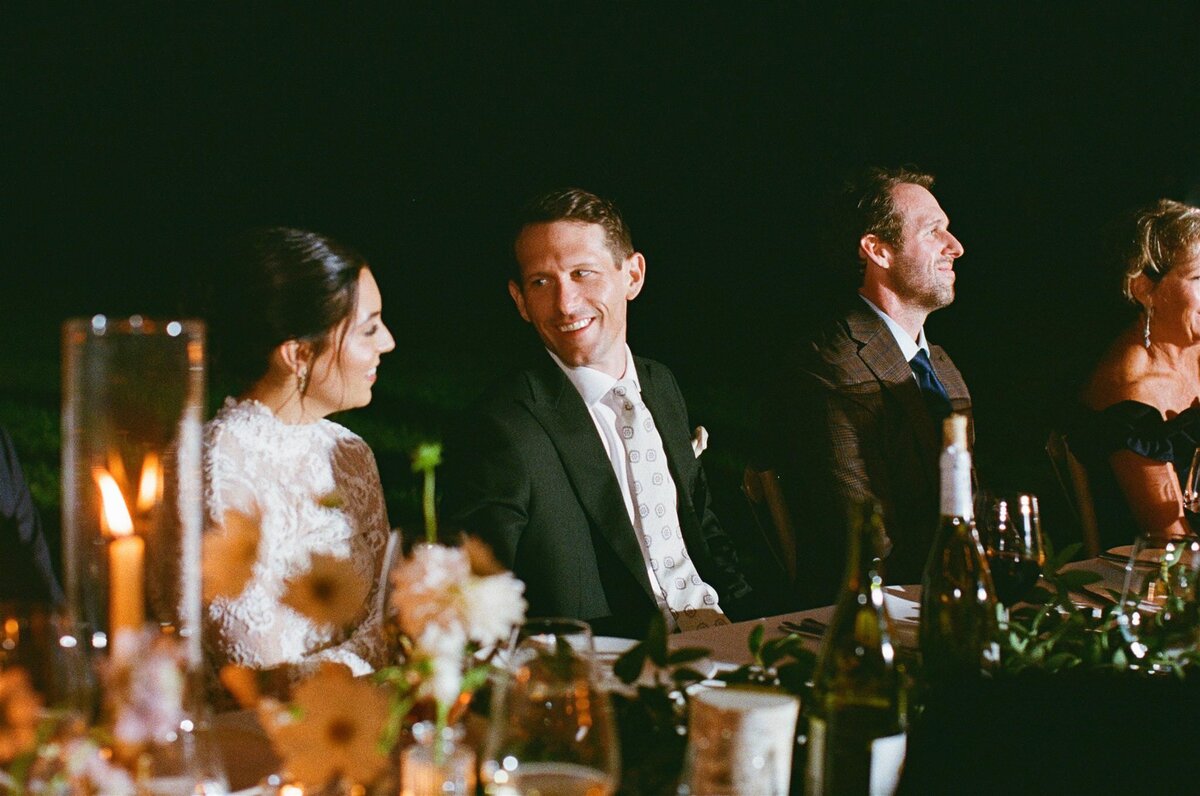 brideandgroom-share-smile-wedding-reception-dinner