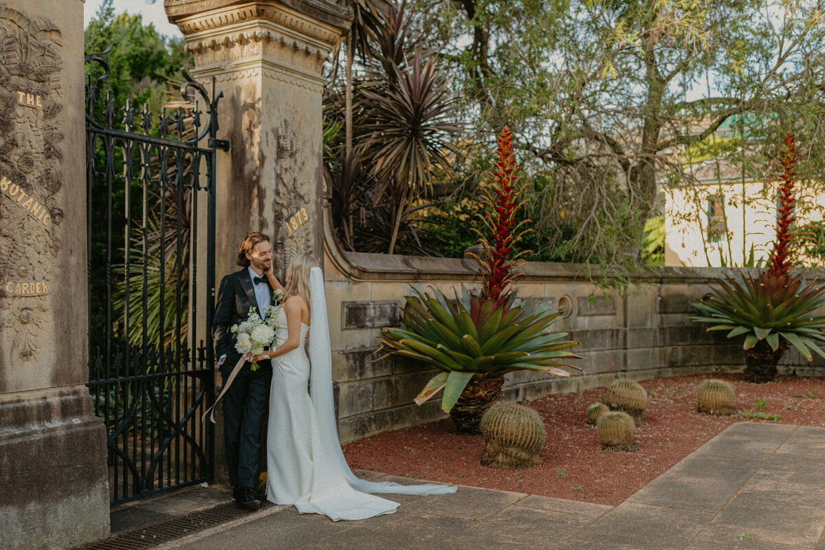Romantic & Editorial Style wedding photography in Botanic Garden by Akaness Sharks Photo then move to Art Gallery of NSW for reception
