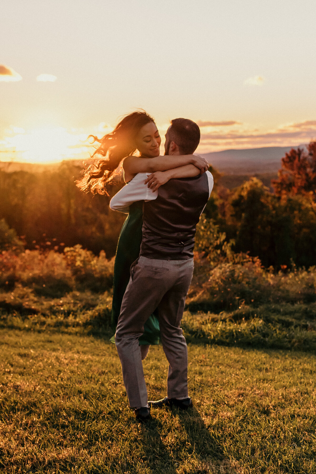 golden-hour-montain-new-jersey-engagement-photos-by-suess-moments