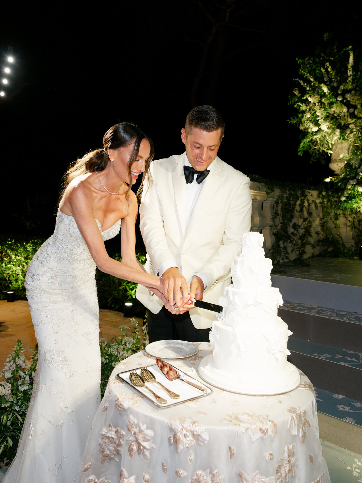 Elegants Bride & Groom cutting the wedding cake at le Grand Hotel du Cap Ferrat