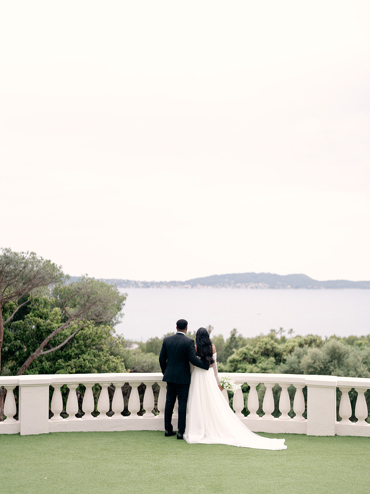 05-intimate-destination-wedding-french-riviera-with-white-flowers