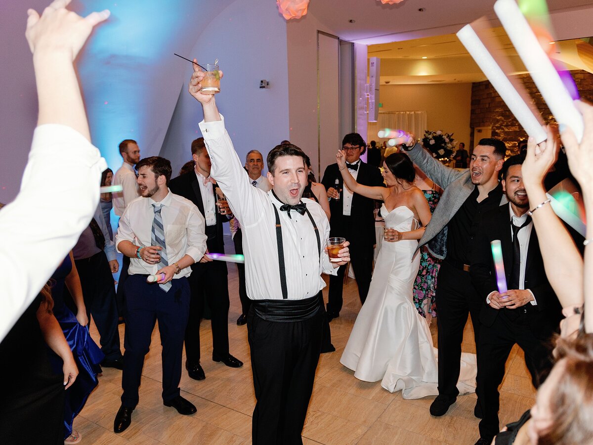 taubman-museum-of-art-wedding-photographer-oliver-and-co-roanoke-wedding_0127