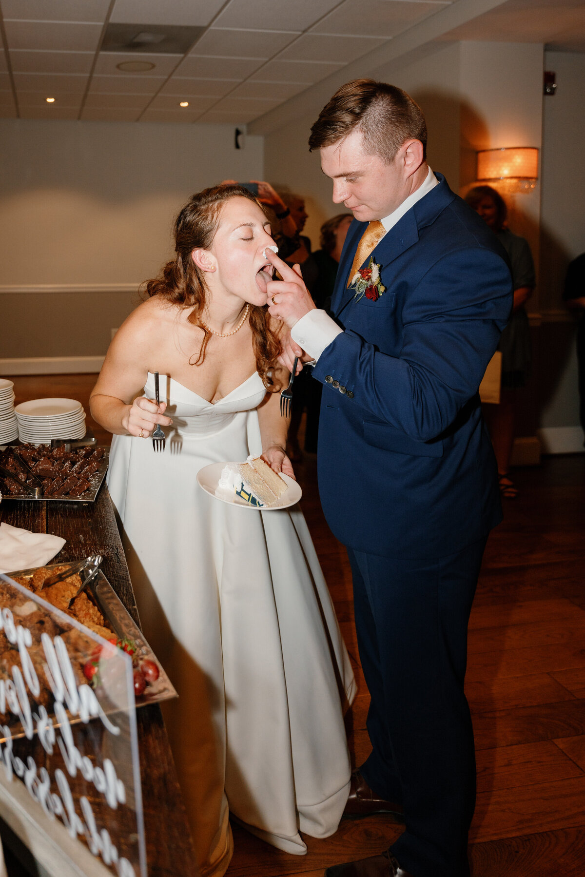 couple-eating-cake