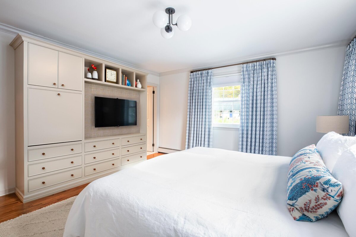 4-Master-bedroom-Suite-built-in-cabinet-ClaudiaGiselleDesign