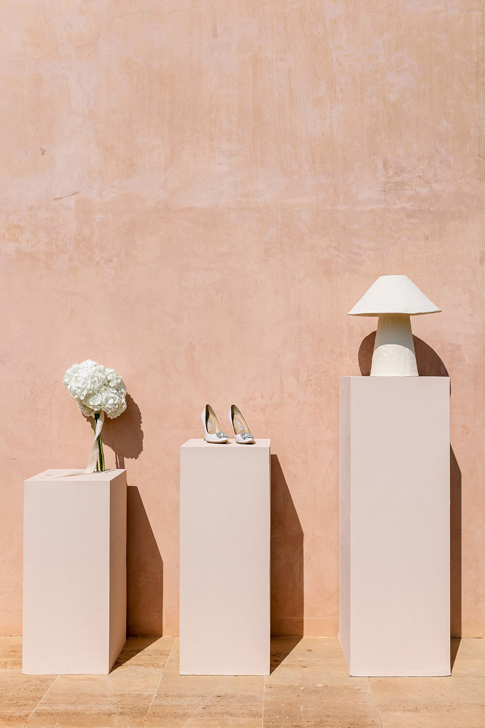 modern minimalist wedding decor at neuendorf house