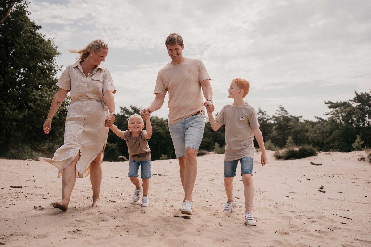 liefdevolle-gezinsfotografie-laren-duinen-leukfotografie (109 van 114)