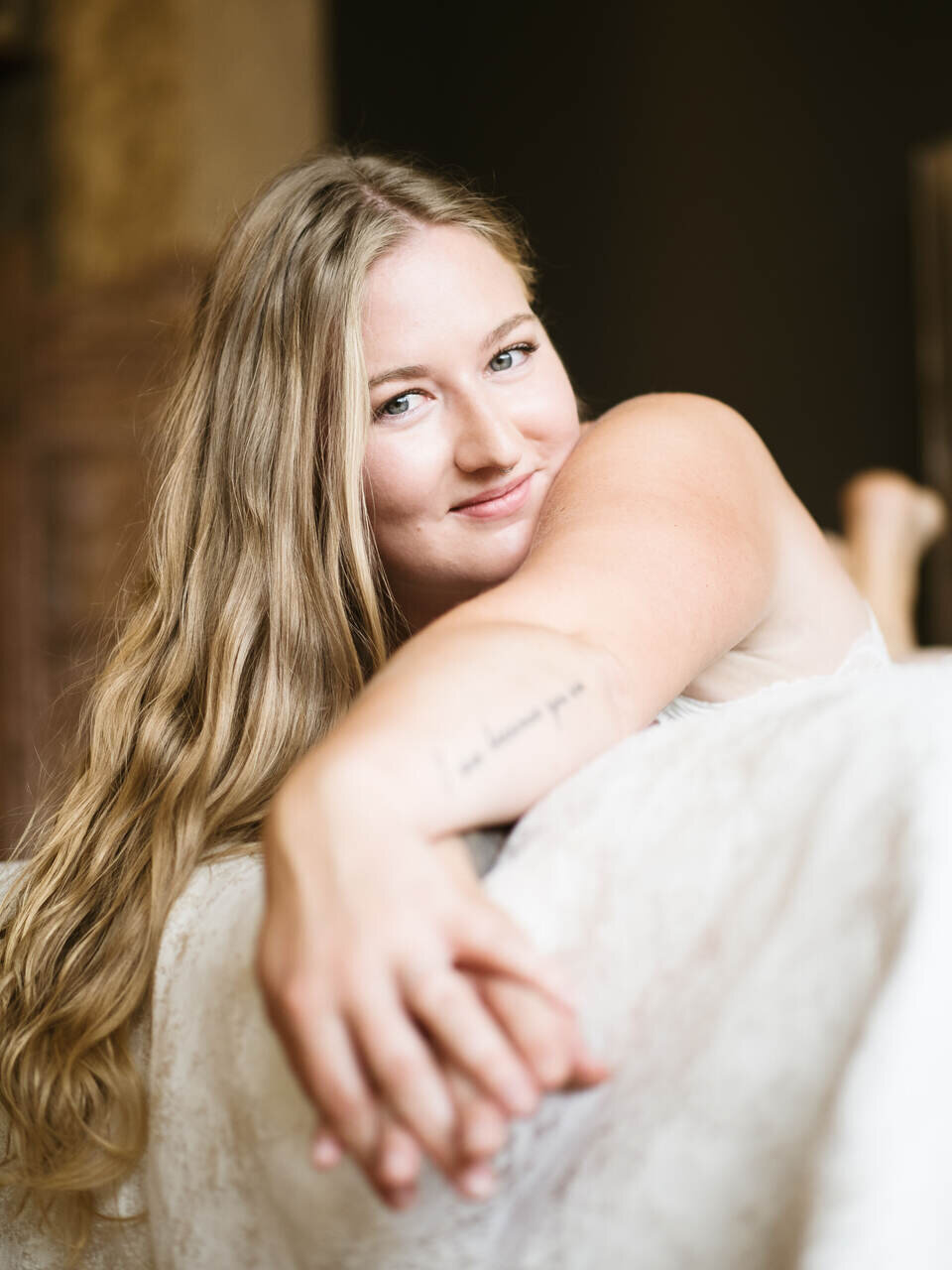 Sinnliches Portrait in luxuriöser Unterwäsche, Boudoir-Fotografie mit emotionalem Ausdruck