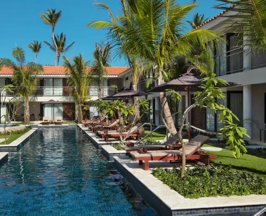 Swim up pools