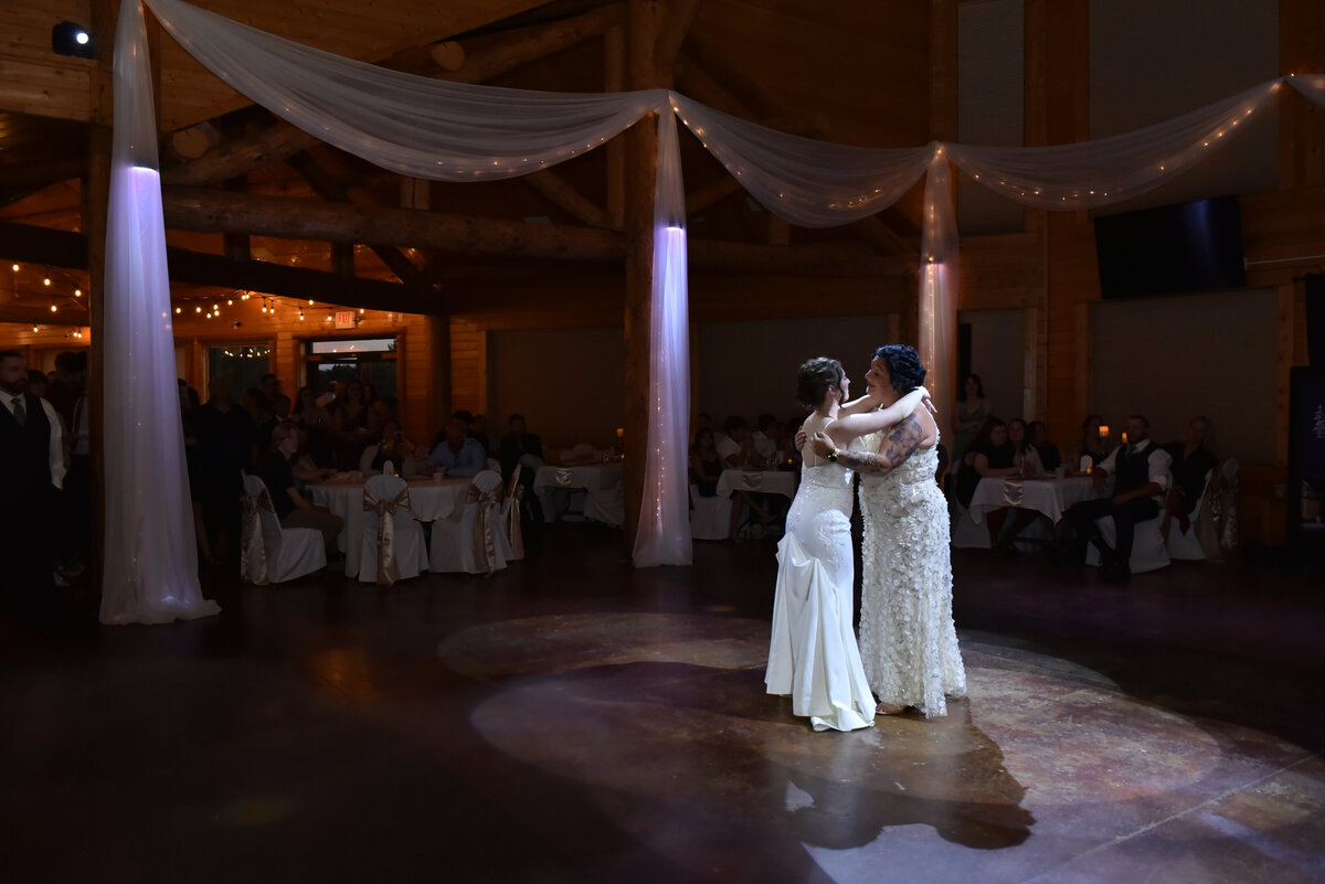 4779-Wedding at The Grands at Mulligans in Sartell Minnesota- Wedding Photographer Nicole Hollenkamp