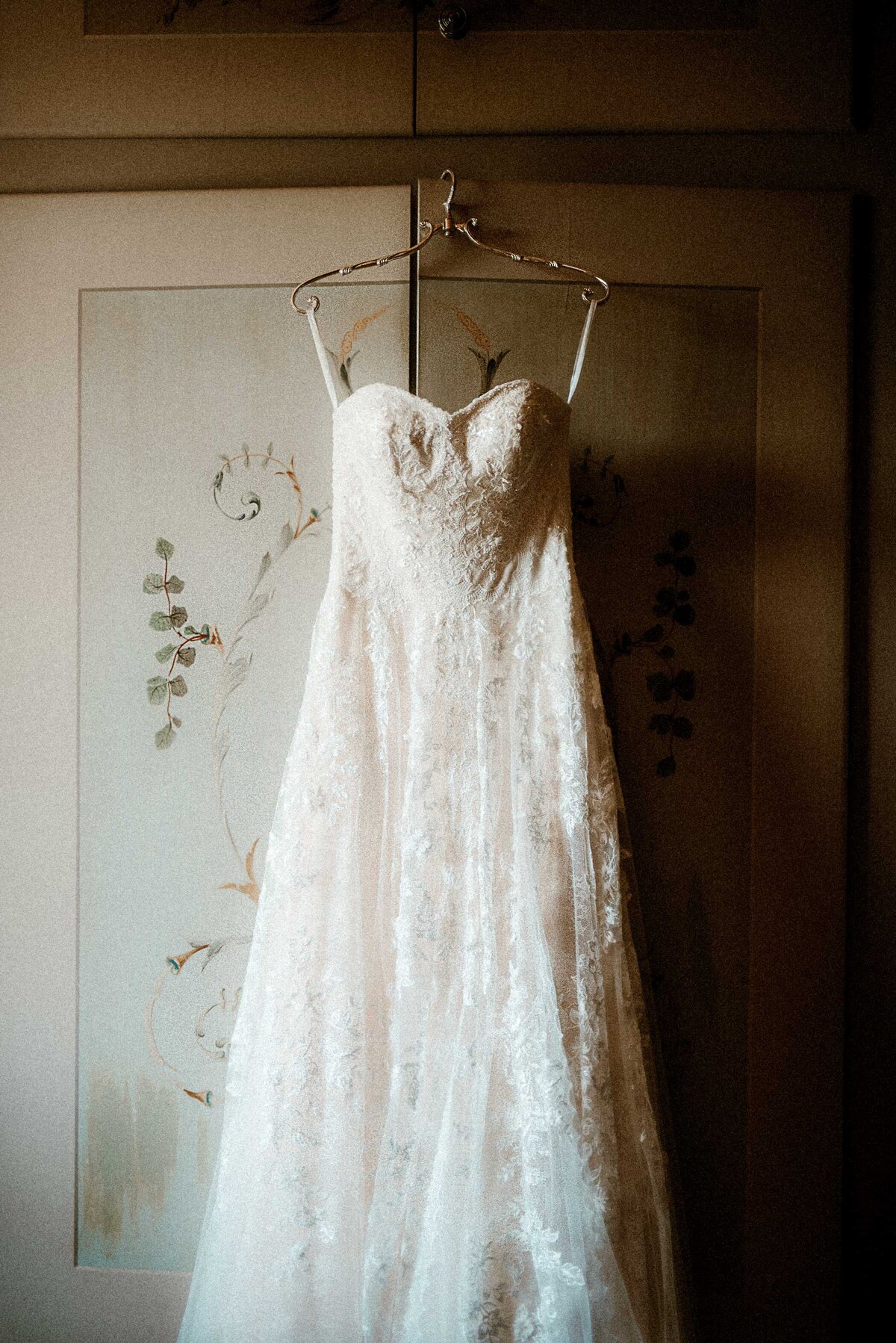 wedding-gown-at-antique-wedding-venue-st-louis-missouri
