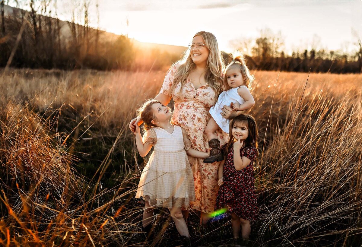 Let the soft, warm light of the PNW's golden hour envelop your family. Everest Portraits specializes in capturing these magical moments, providing timeless memories of laughter and love amidst the stunning natural backdrops of Seattle.