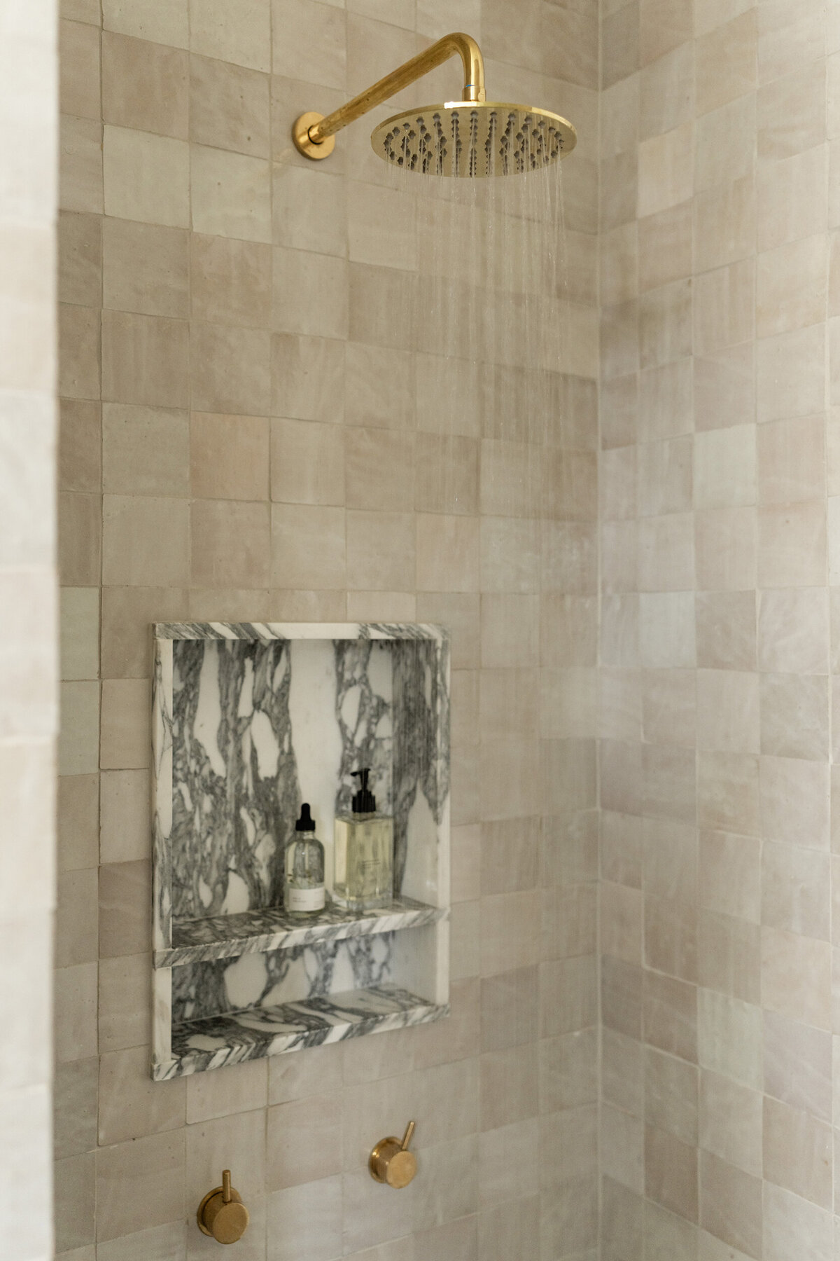 house-franc-hyde-park-bathroom-remodel-historic-home-design-zellige-tile-shower-arabescato-marble-niche-design-unlacquered-brass-plumbing-faucet-historic-neighborhood-austin-texas