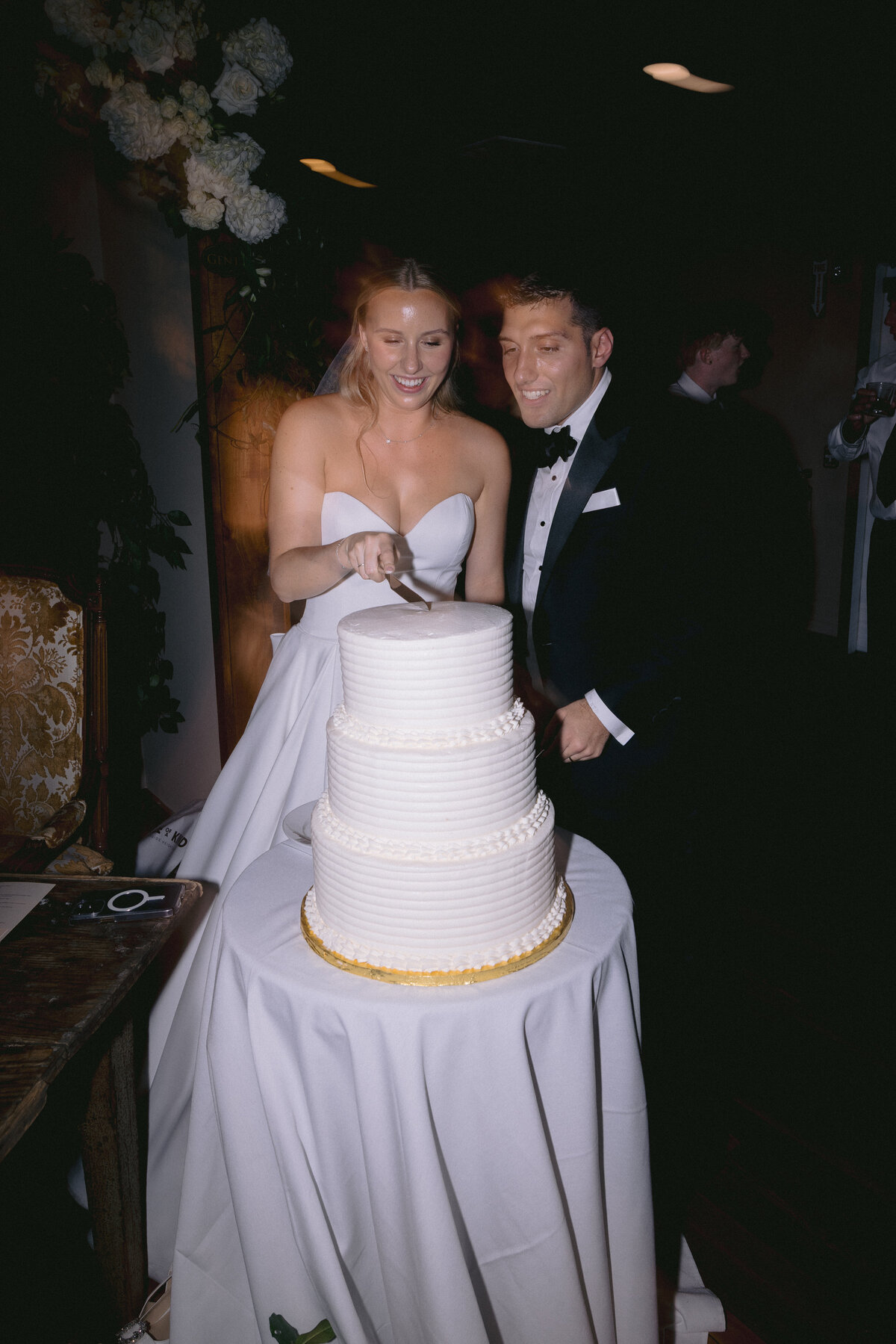 21-cake-cutting-late-summer-hudson-valley-new-york-wedding
