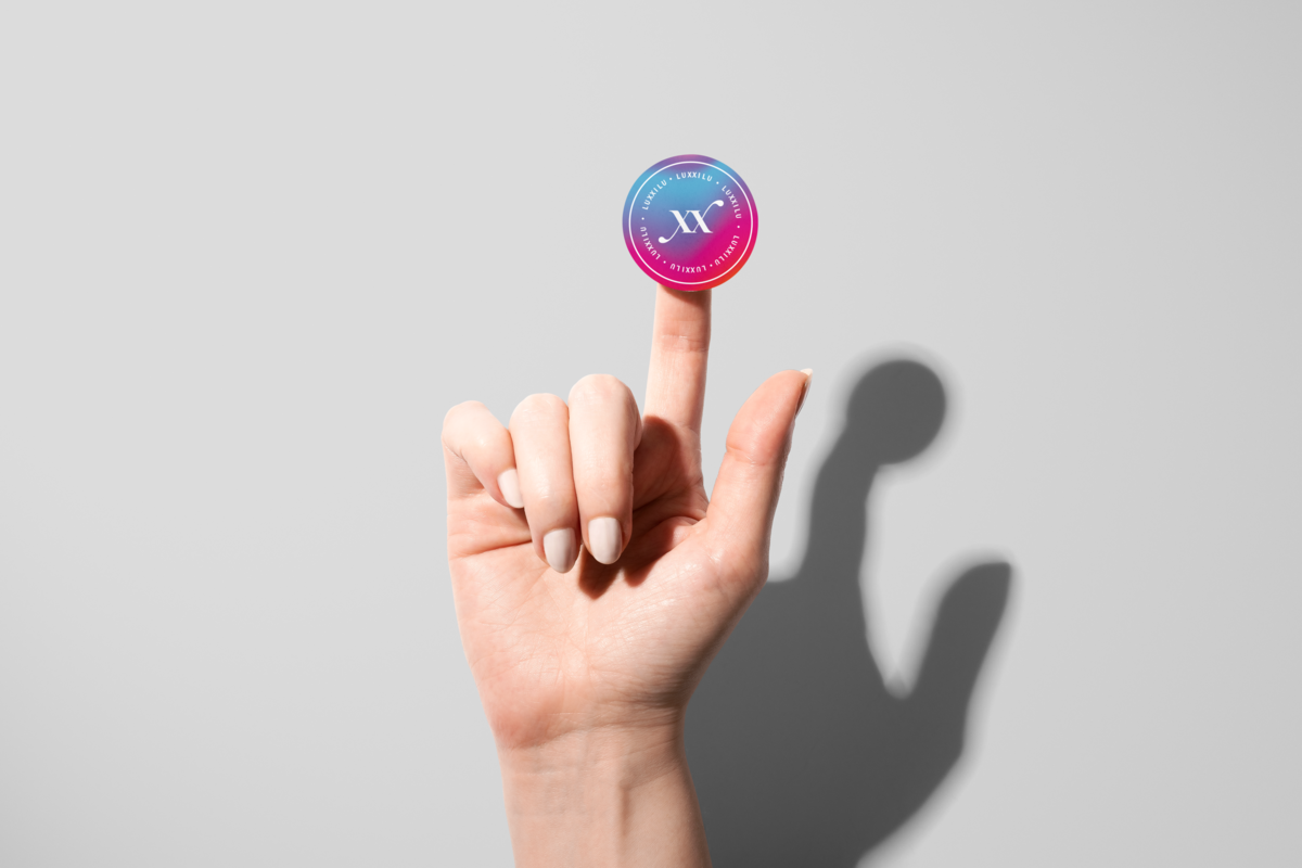 luxxilu Creatsy x Noissue Stickers Mockup (Round  Sticker on FInger)gold