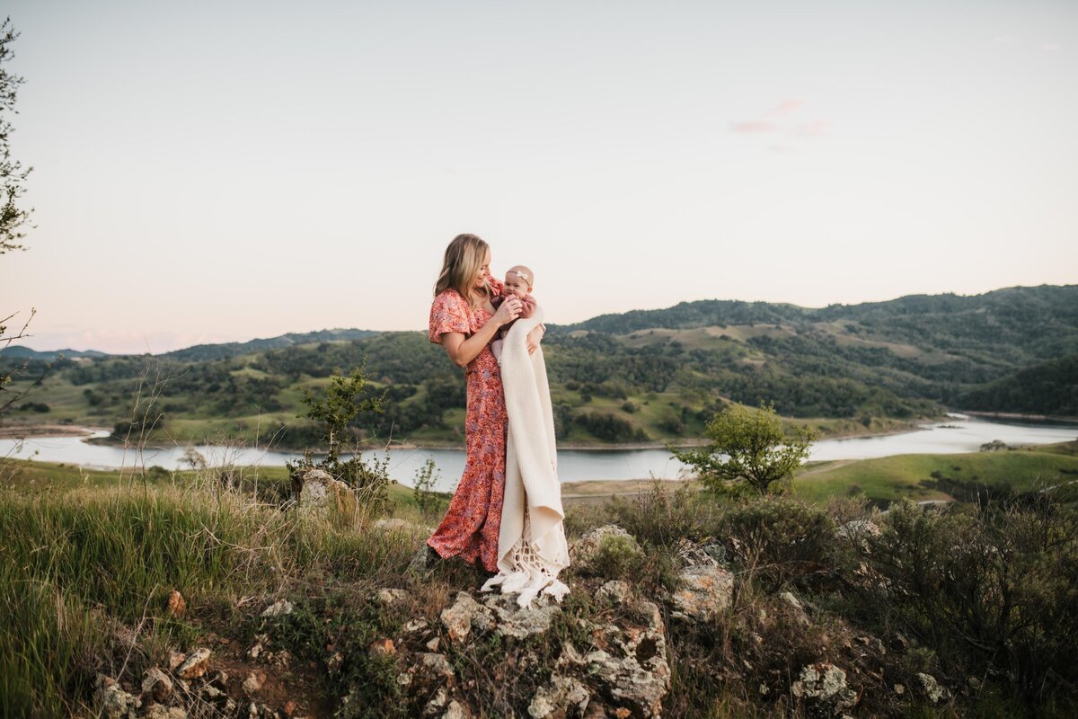 mom-daughter-hillside