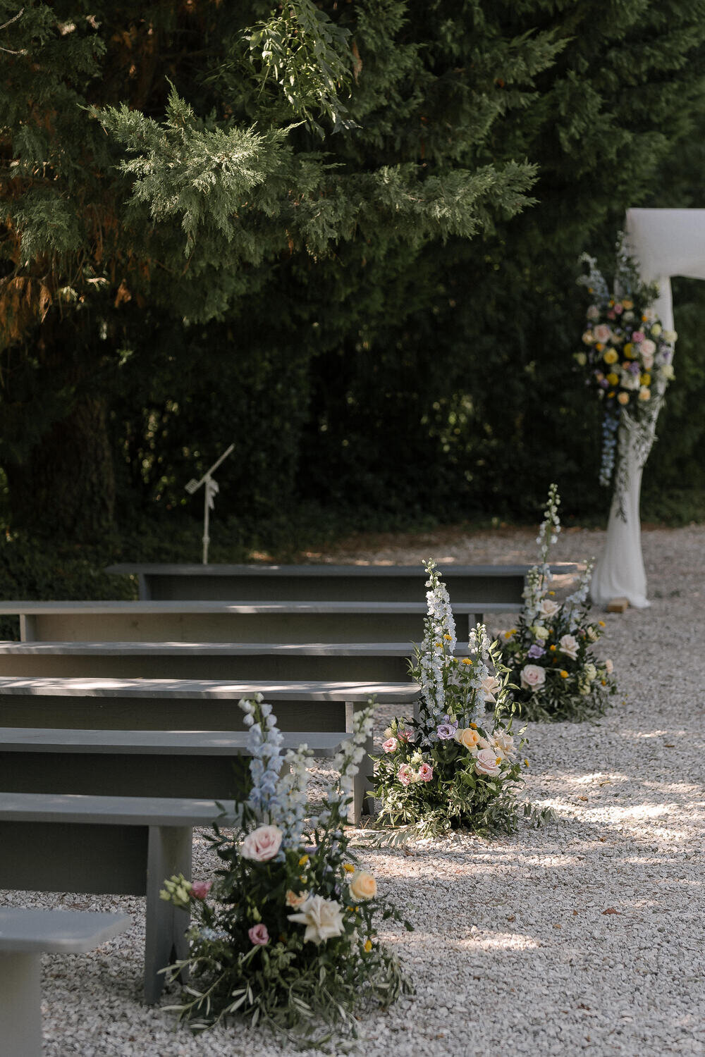 arrangements-floraux-au-sol-ceremonie-exterieure