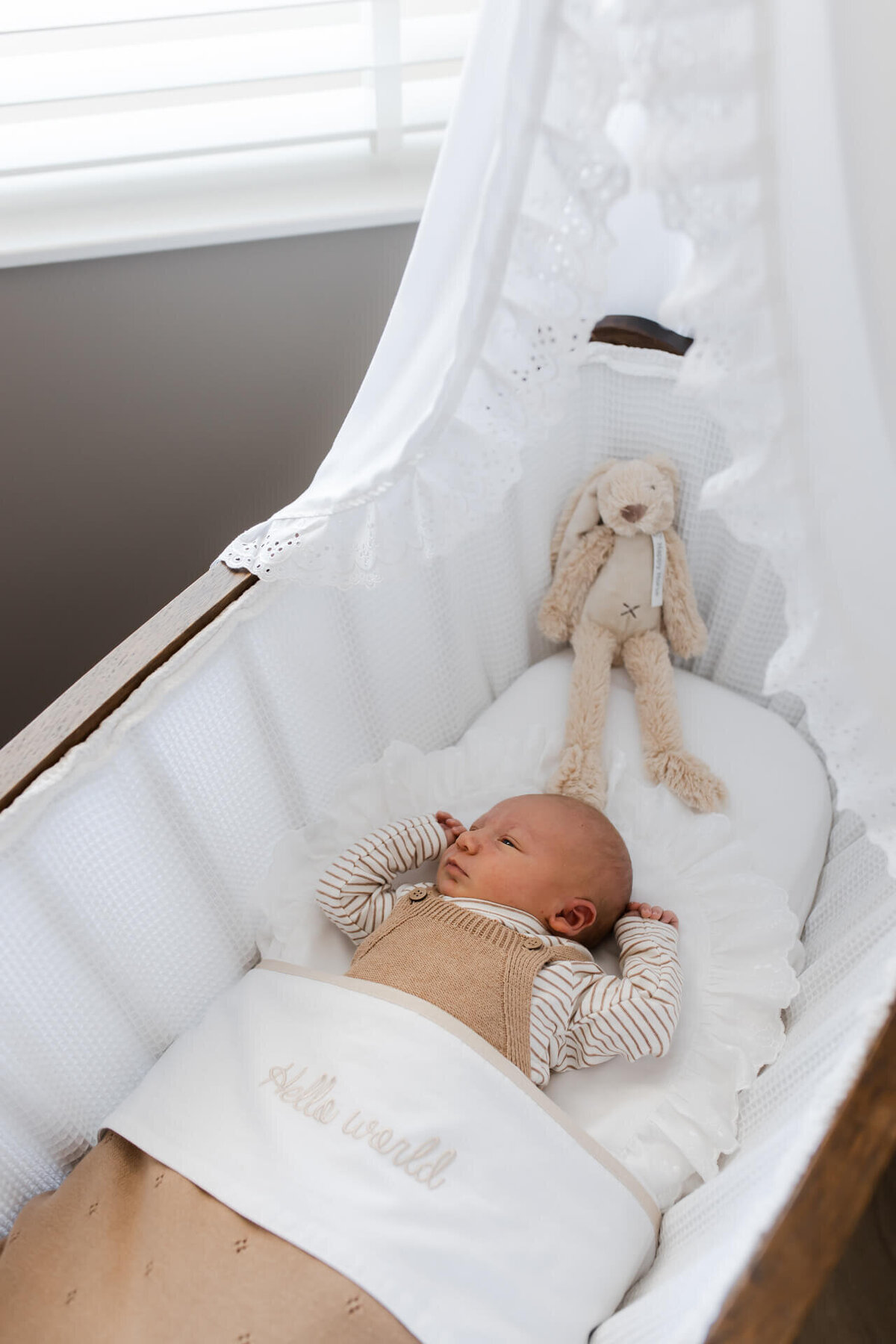Kraamreportage baby ligt in zijn wiegje