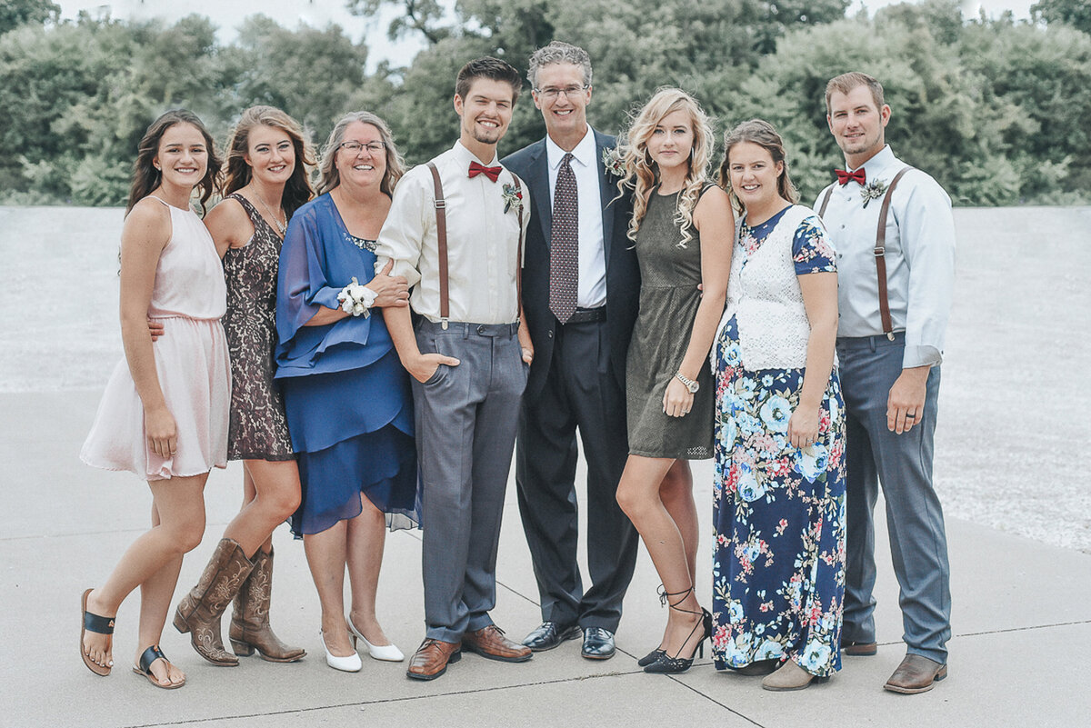 wedding family | Iowa wedding photographer | Iowa Photographer | Playlife | Cedar Rapids | Iowa City | Kalona | Alaynna Ann Schwartz
