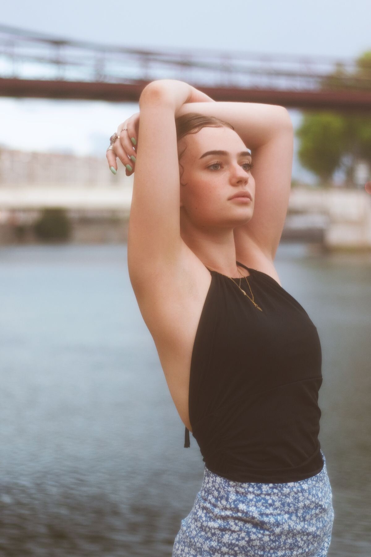 Portrait coloré d'une jeune femme en jupe à motif au bord des quais de Saône lors d'une séance photo portrait en extérieur à Lyon