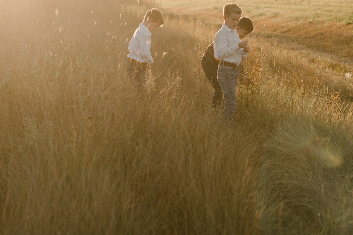 Country family photoshoot, lifestyle family photos for winnipeg families