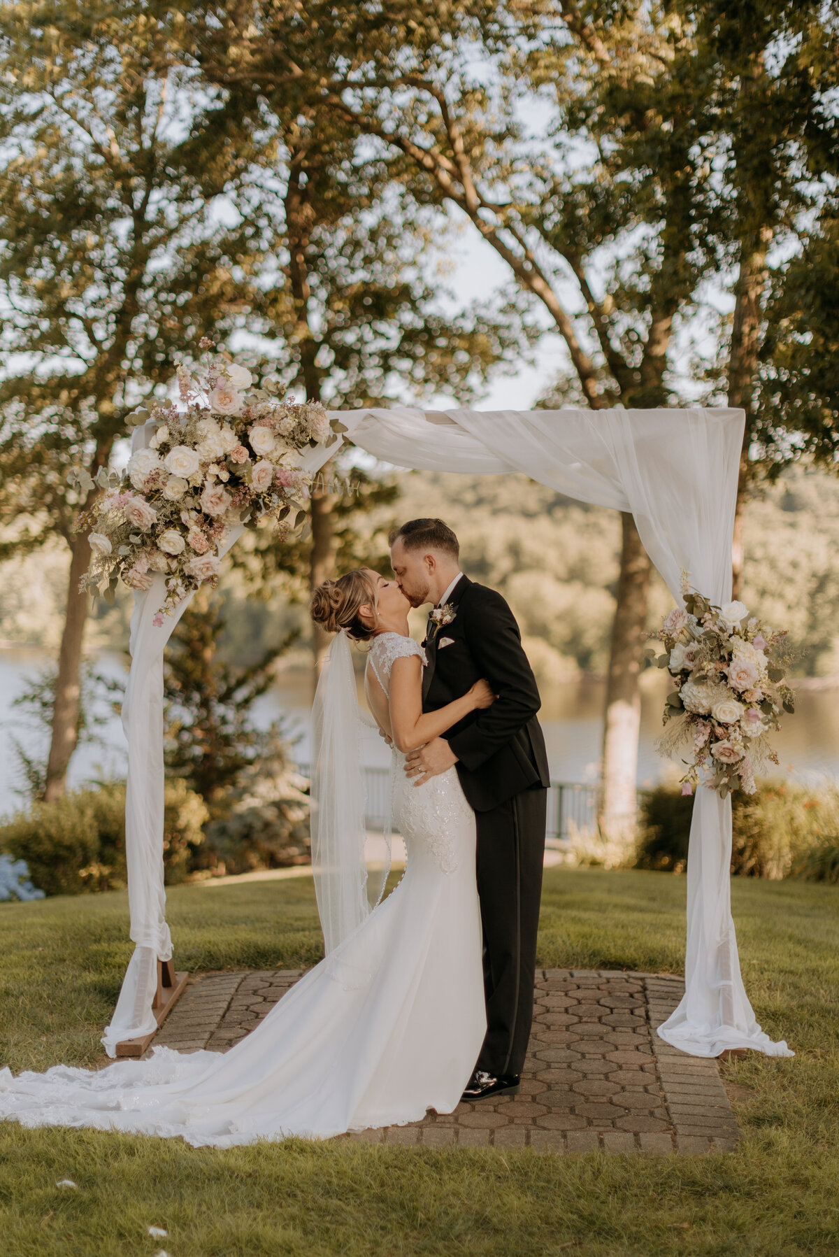 bride-and-groom-first-kiss-at-saint-clements-castle