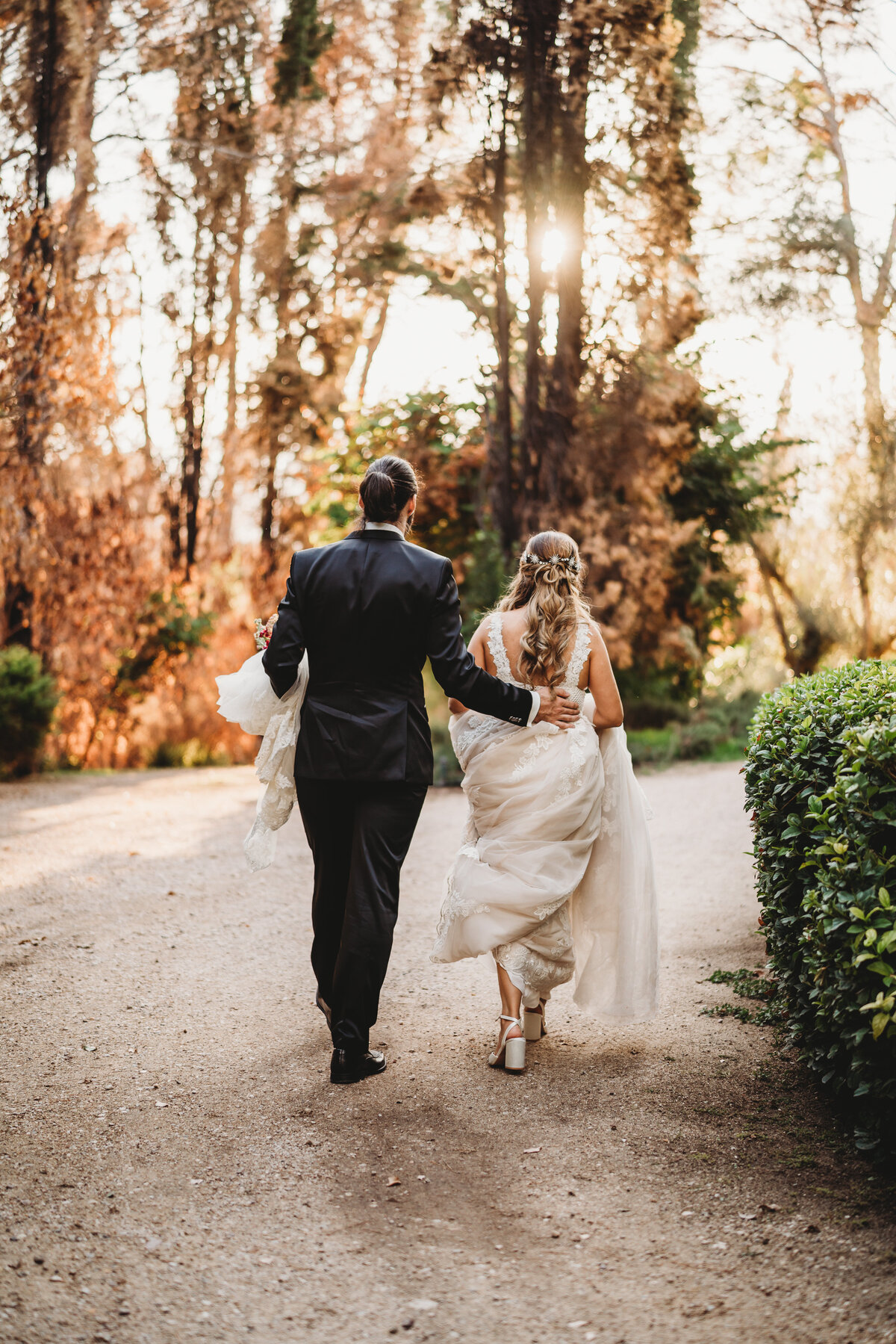 Running holding the bride's veil