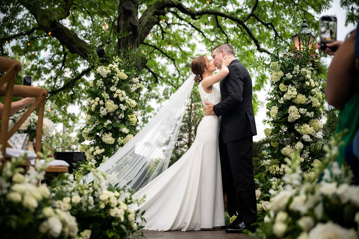 emma-cleary-new-york-nyc-wedding-photographer-videographer-slideshow-linera-1