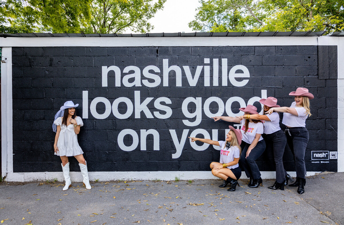 Photowalk Nashville Tour and Photoshoot; Nashville birthday activity; nashville tour; nashville photographer; nashville mural tour