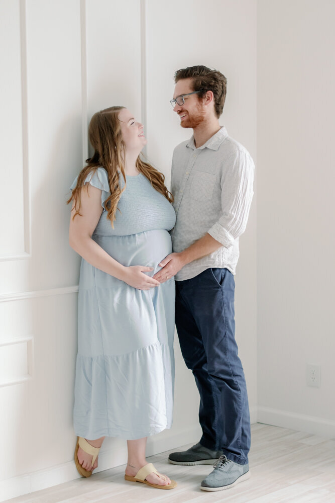 dad holding pregnant moms belly for a photo
