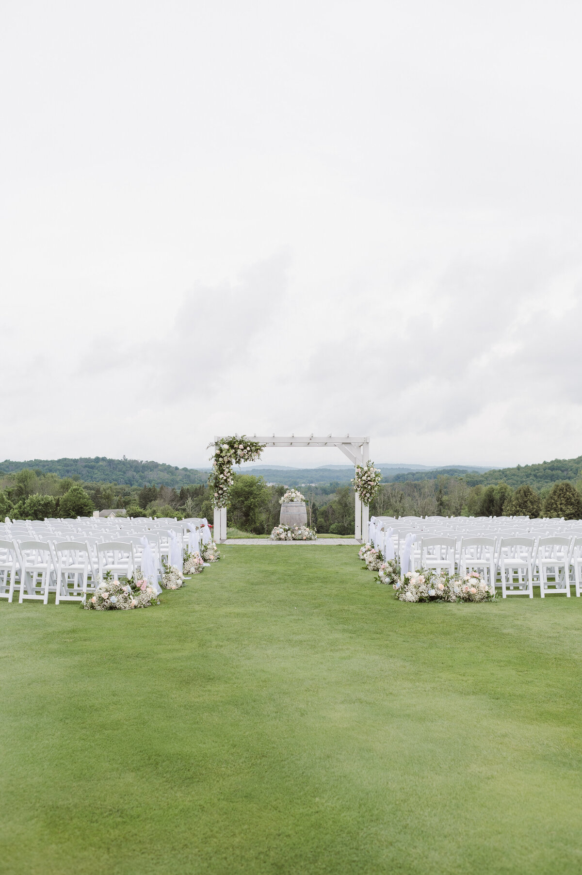 outdoor-scenic-wedding-ceremony-at-skyview-golf-course