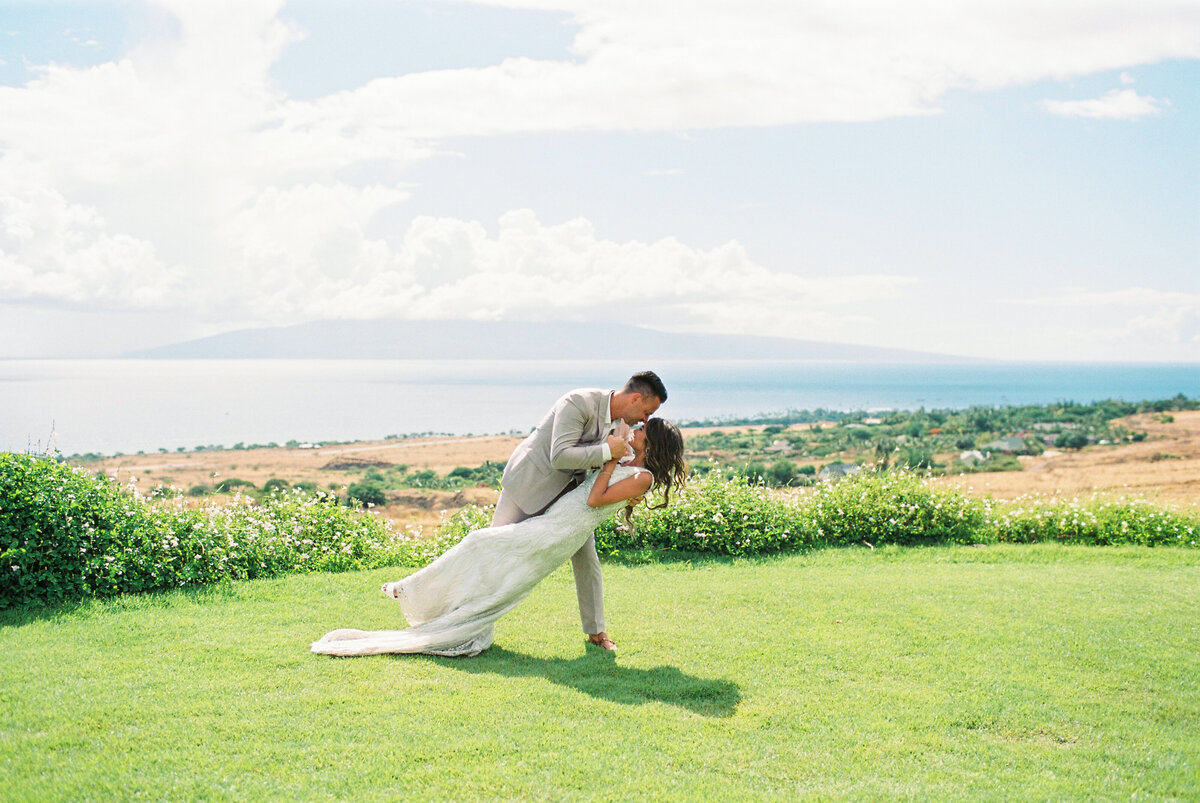 bride and groom in hawaii