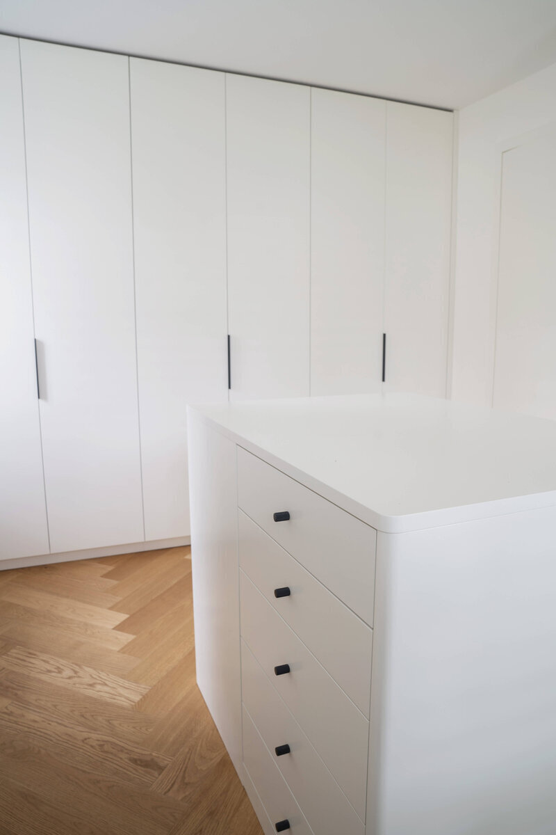 ankleidezimmer-adam-innenausbau-kommode-mit-schubladen-schraenke-weiss