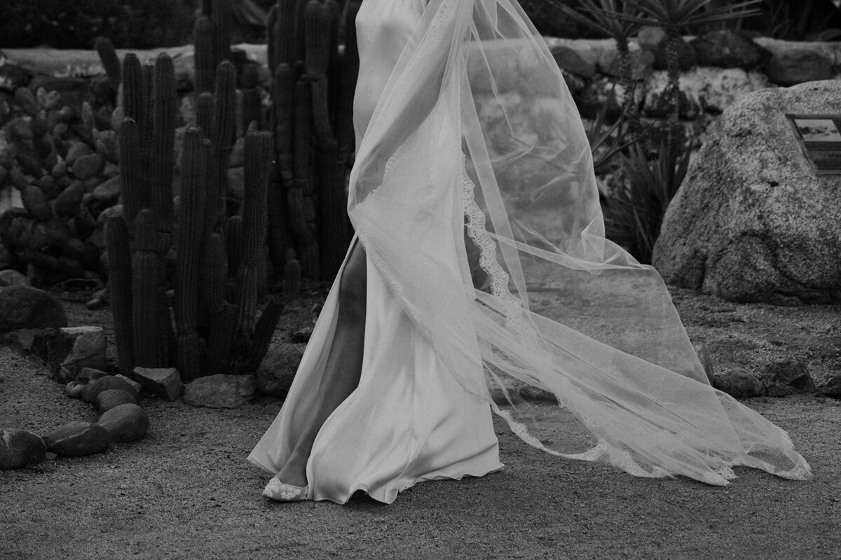 meagan-hilss-events-couple-walking-through-ranch