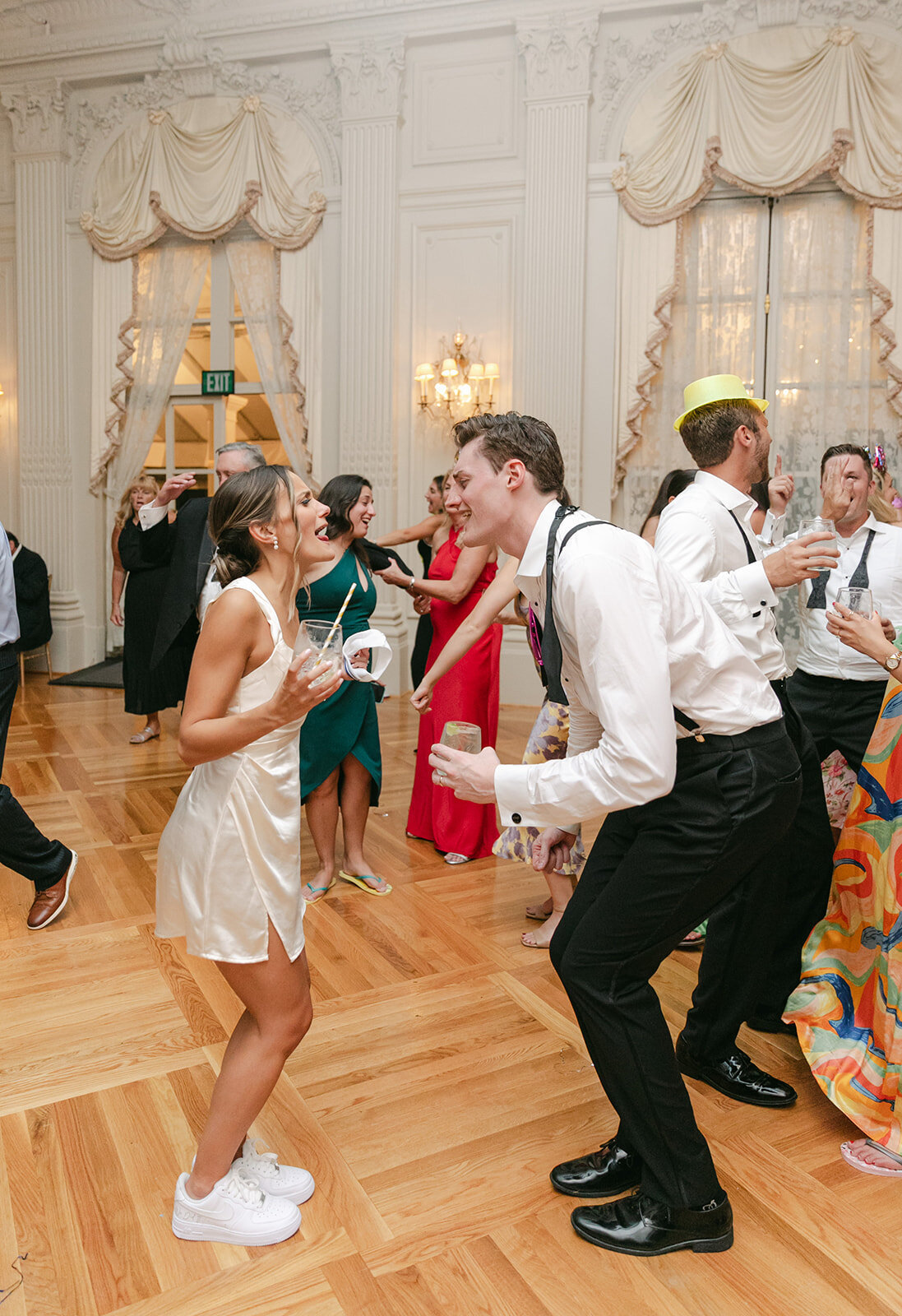 bride-and-groom-dancing-at-rosecliff-mansion