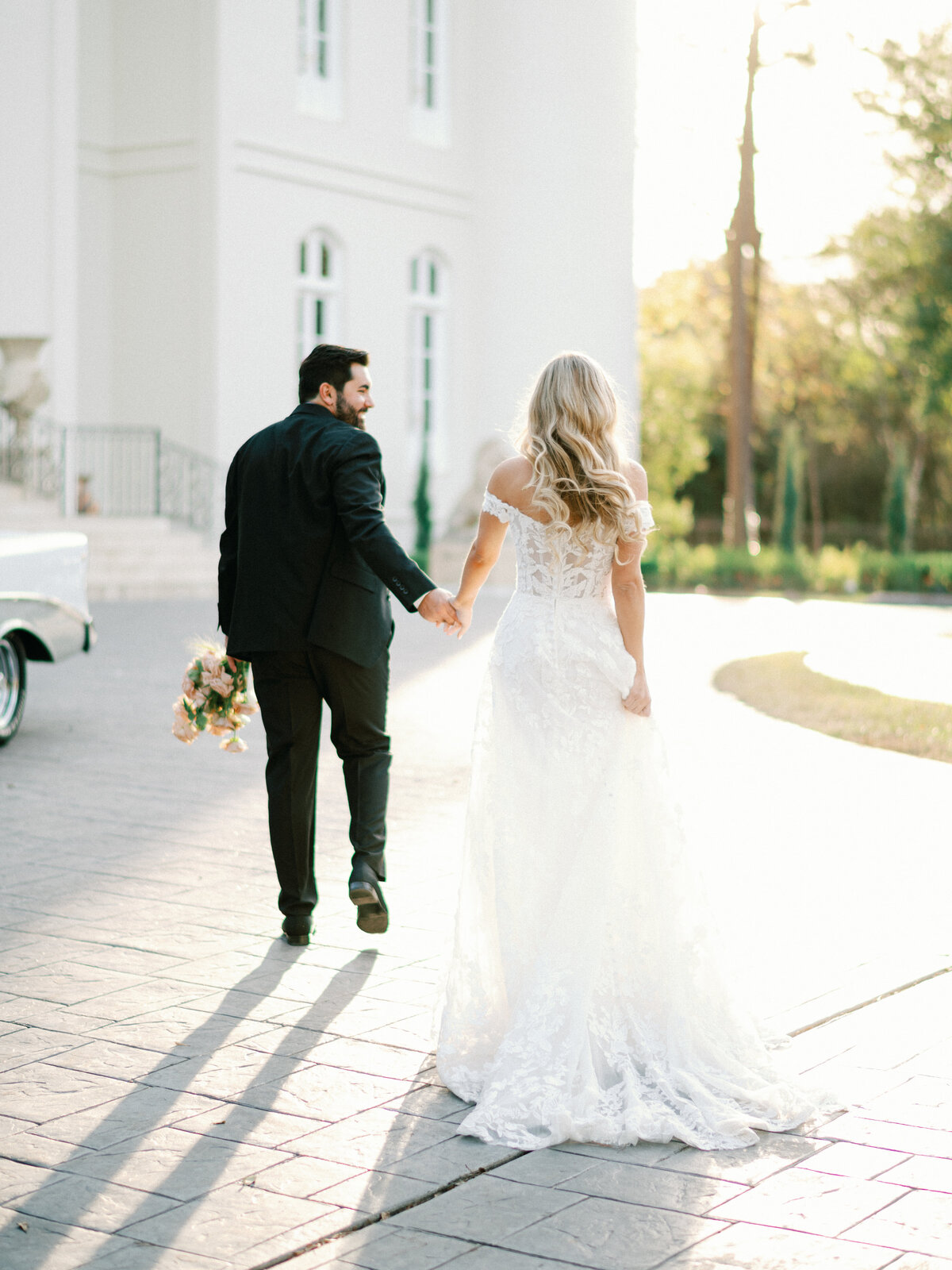 Shelby Day Photography is a wedding film photographer based in Houston & Austin, Texas. Her style is true to life, authentic, and joyful. Through her personalized approach, she effortlessly captures the real and raw emotions of your special day.
