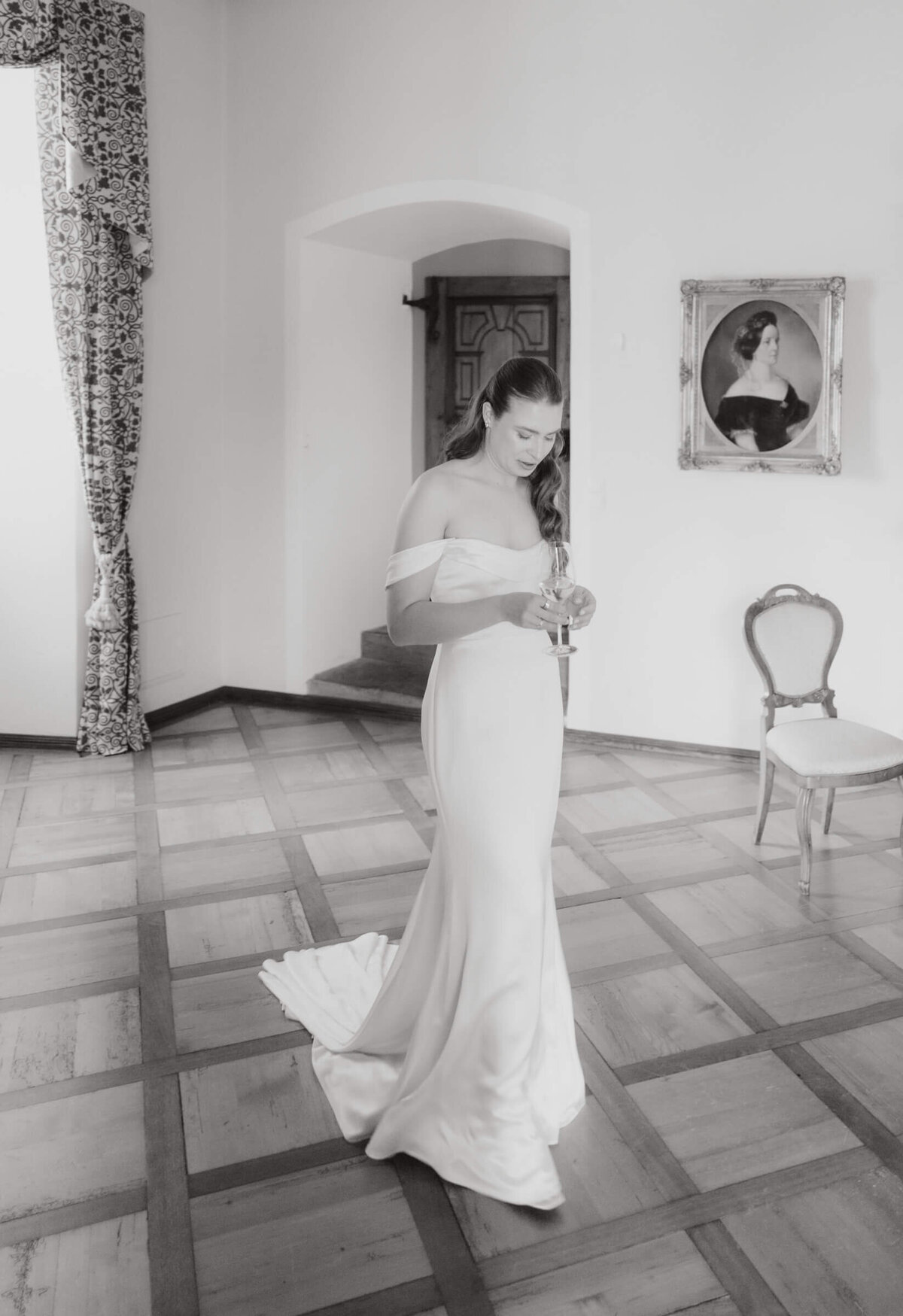 Braut in lichtdurchflutetem Raum – klassische Hochzeit im Palast Hohenems.

