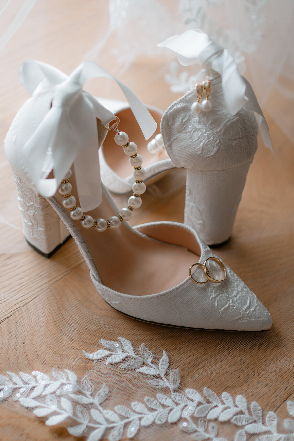 nick-and-dani_milton-end-farm-wedding_elee-smith-photo-05