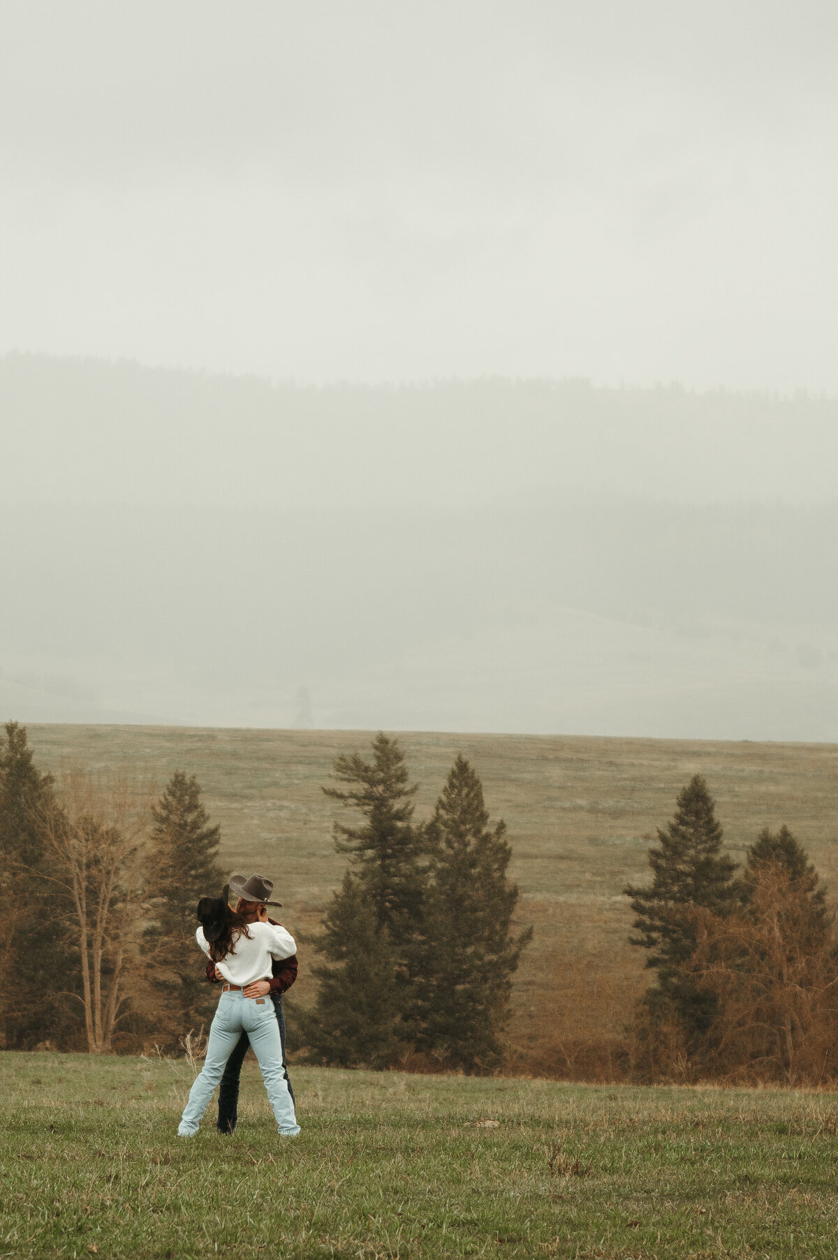 presley-gray-photo-montana-western-style-engagement-3370