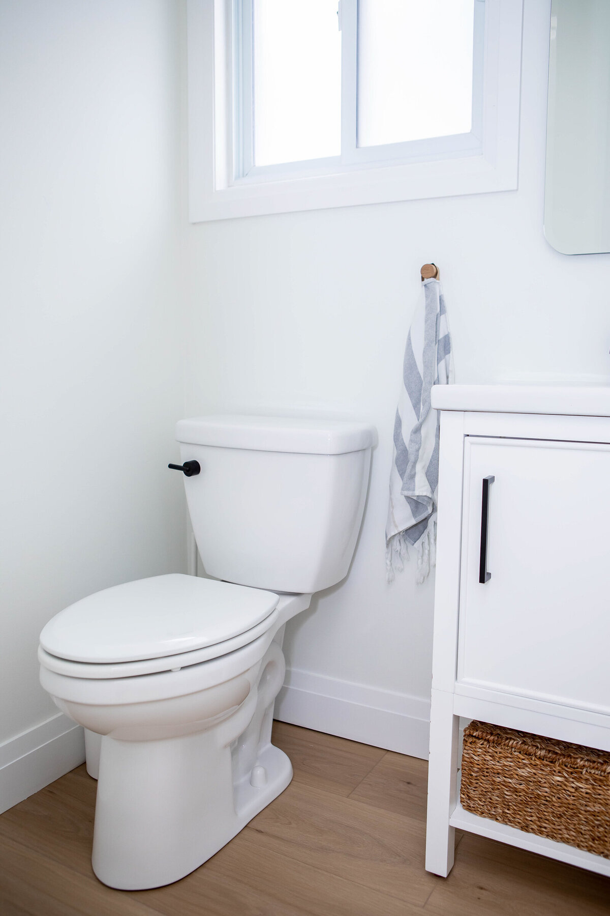 wccraftsman- powder room reno, bright white  - Waterloo-32