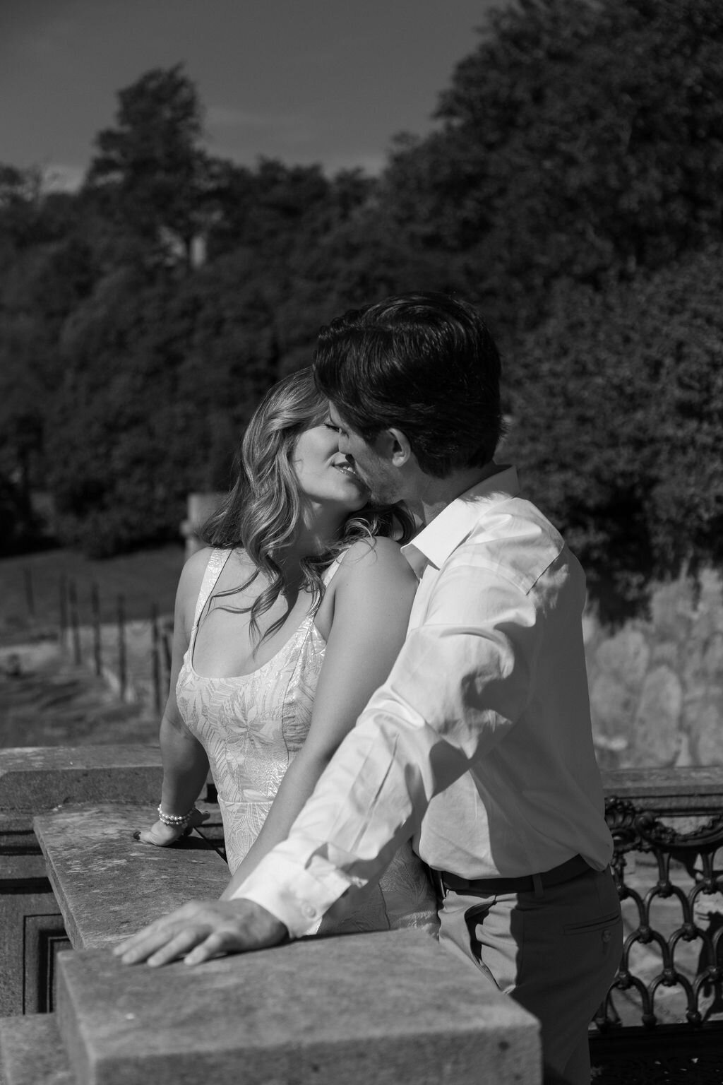 meredith-michel-photography-black-and-white-romantic-balcony-kiss-richmond-va