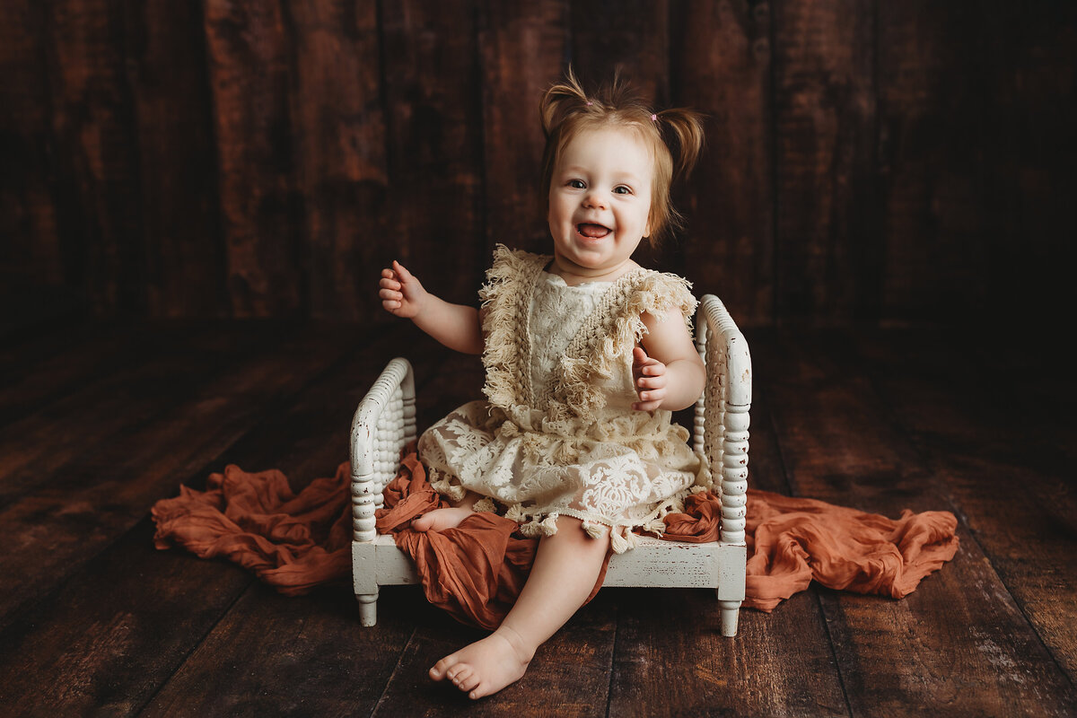 chisago-lakes-baby-photographer-sitting-smiling